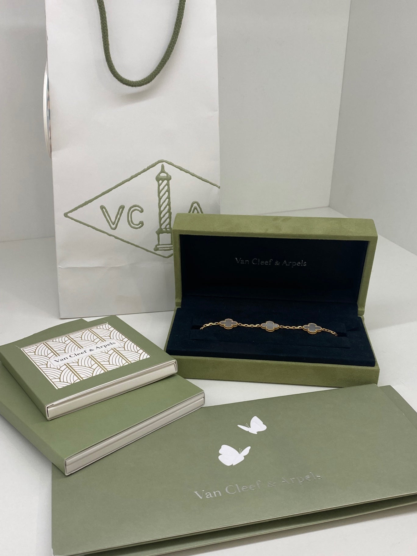 Van Cleef & Arpels Jewelry Set White and Gold