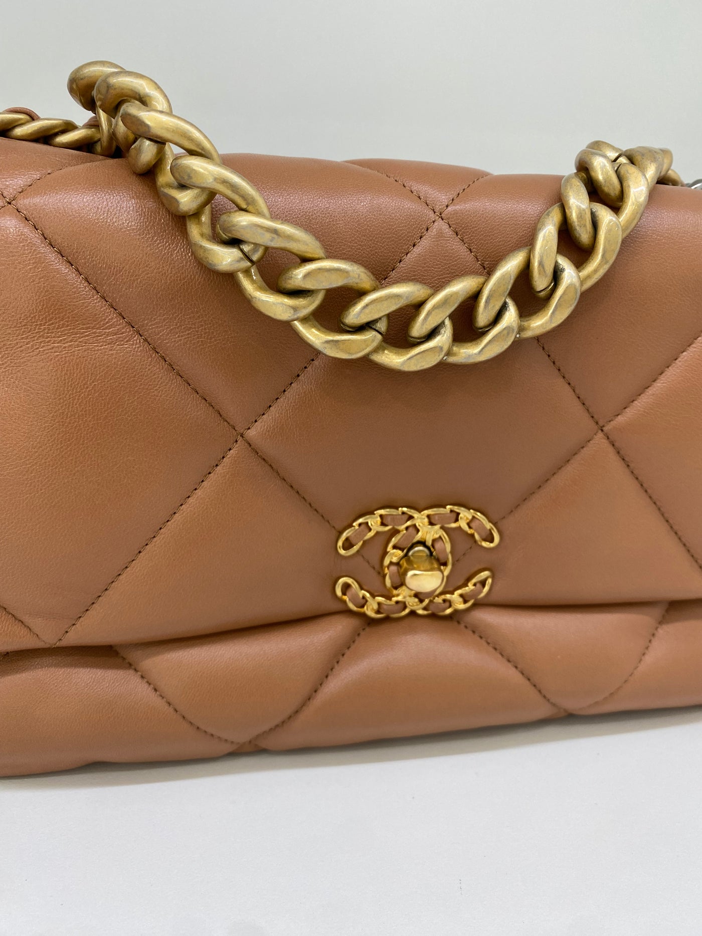Chanel 19 Caramel Medium