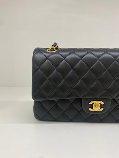 Chanel Classic Flap - Medium Black GHW (microchipped)