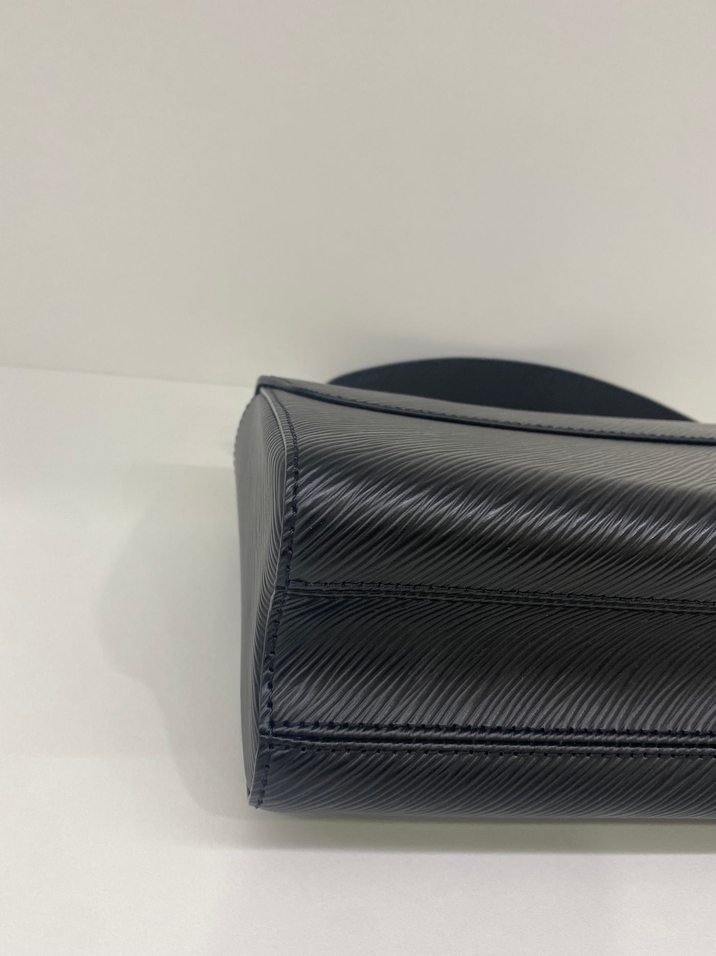 Louis Vuitton Twist MM Bag Black GHW