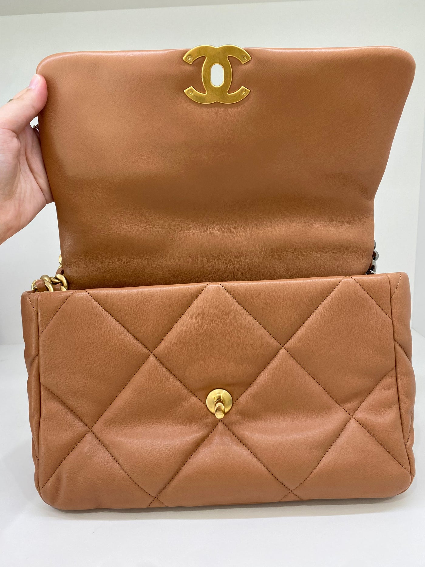 Chanel 19 Caramel Medium