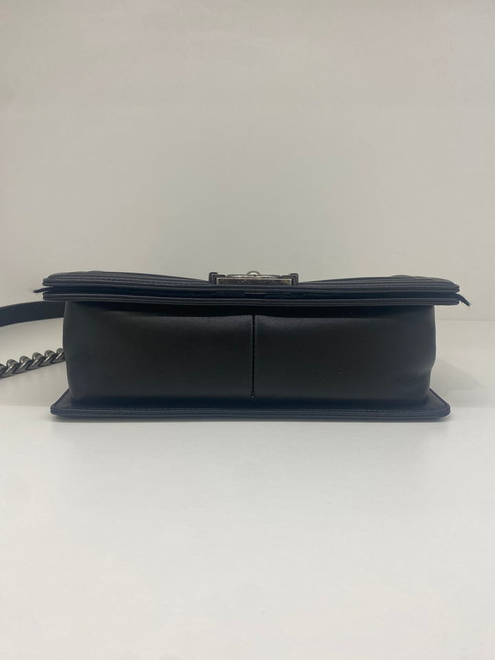 【ヴィンテージ】Rank:S☆Chanel Black Boy New Medium 23 Bag Chanel Medium Black Lambskin Boy Bag - Luxe Du Jour
