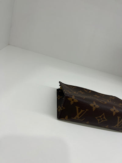 Louis Vuitton Toiletry 15