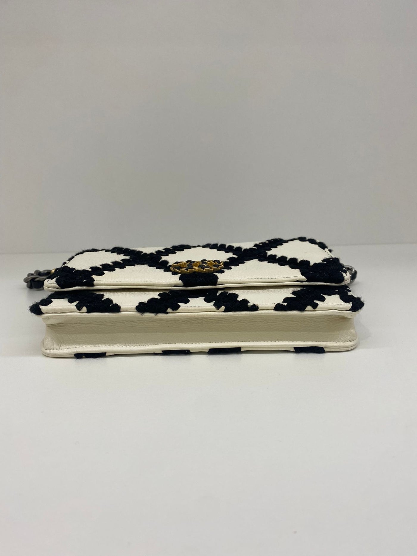Chanel 19 Wallet On Chain black/white